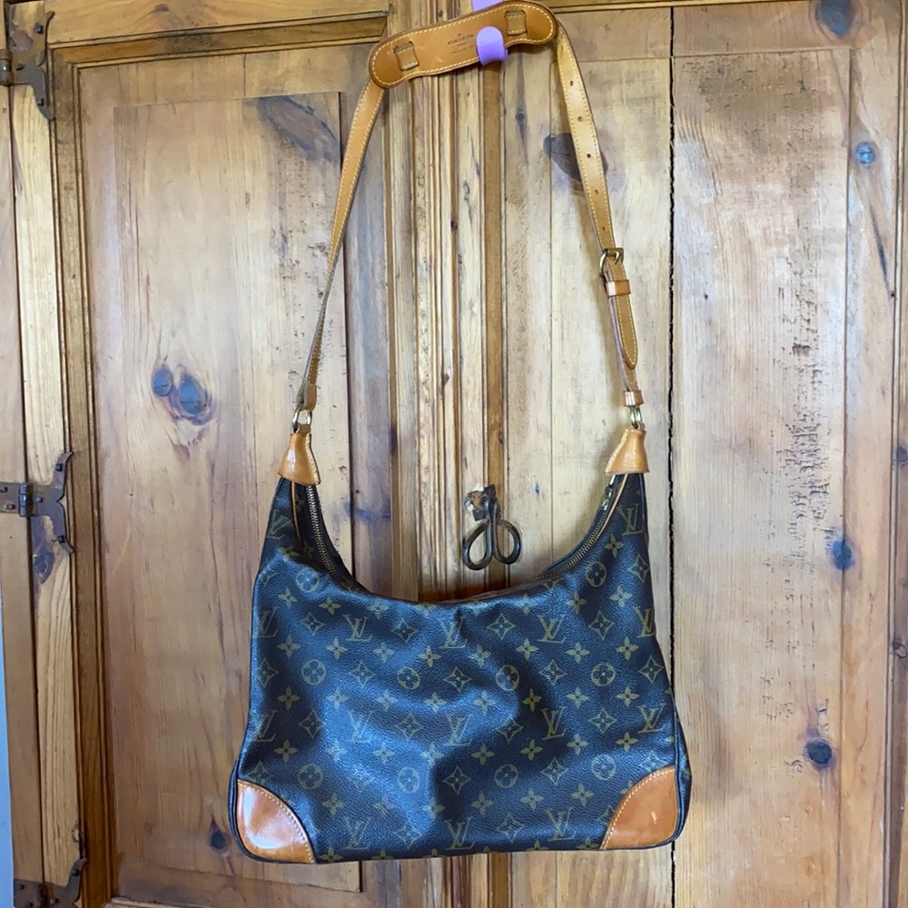 Nice Louis Vuitton authentic shoulder bag